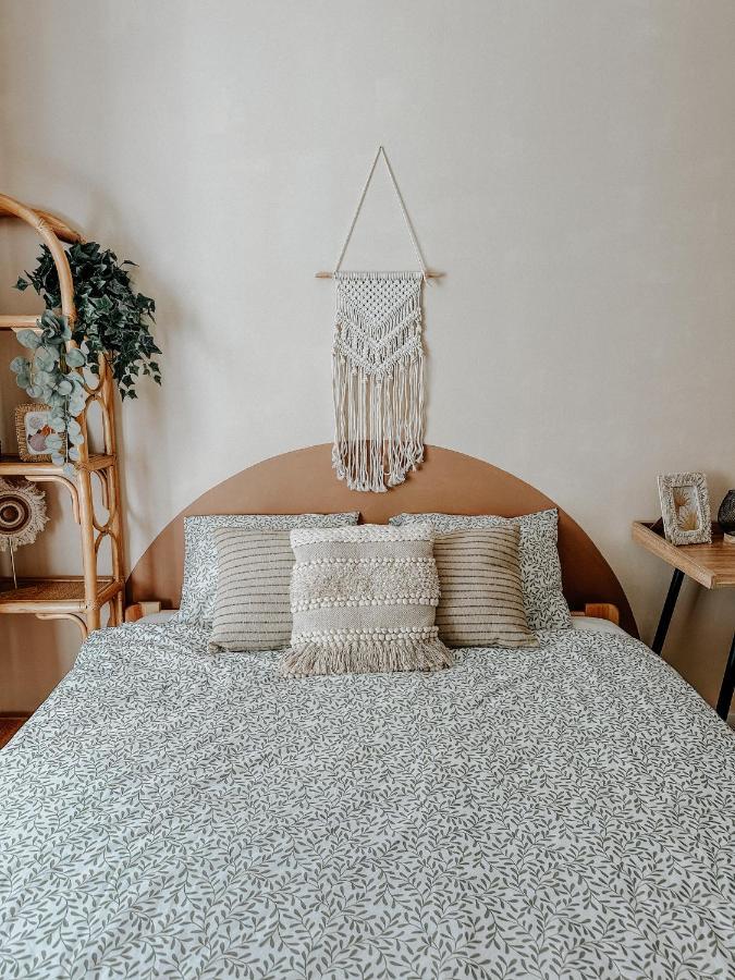 Quiet Boho Lair 10 Min To Centre Appartamento Praga