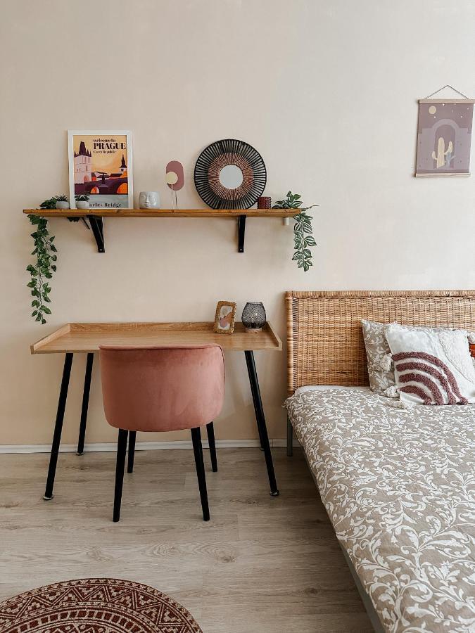 Appartamento Quiet Boho Lair 10 Min To Centre Praga