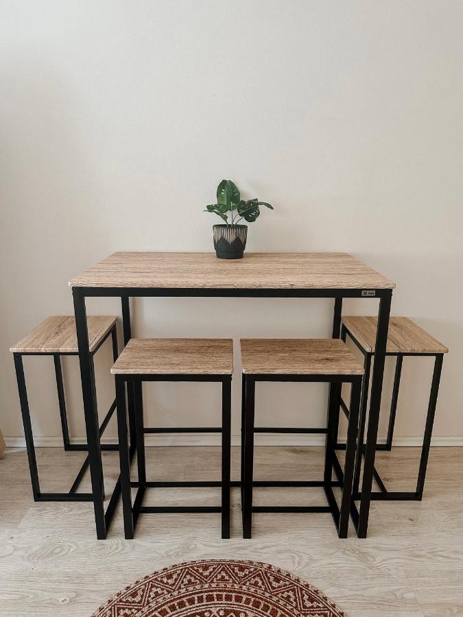 Appartamento Quiet Boho Lair 10 Min To Centre Praga